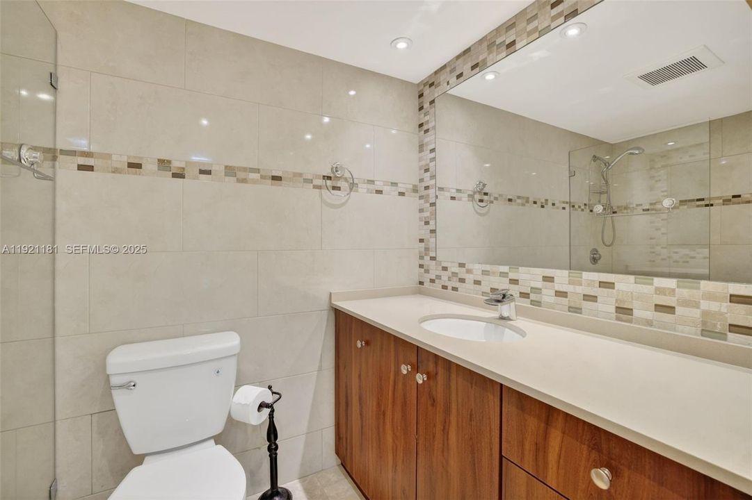 На продажу: $300,000 (2 спален, 2 ванн, 1150 Квадратных фут)