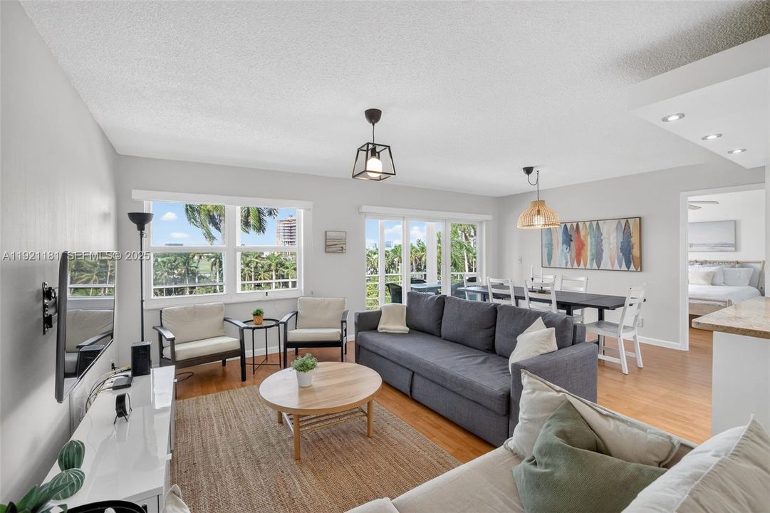 На продажу: $300,000 (2 спален, 2 ванн, 1150 Квадратных фут)