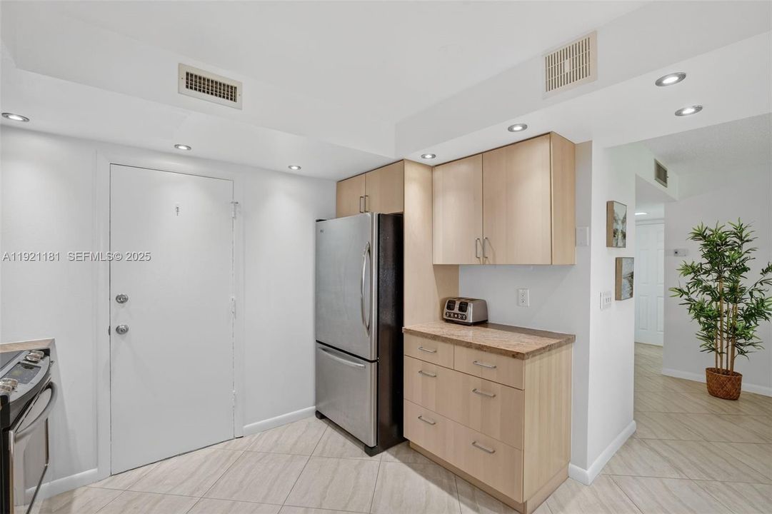 На продажу: $300,000 (2 спален, 2 ванн, 1150 Квадратных фут)