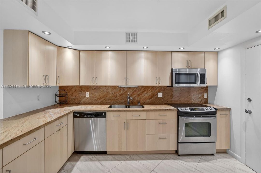 На продажу: $300,000 (2 спален, 2 ванн, 1150 Квадратных фут)