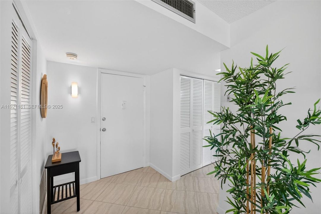 На продажу: $300,000 (2 спален, 2 ванн, 1150 Квадратных фут)