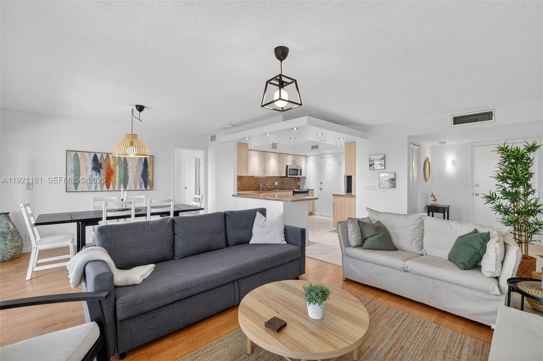 На продажу: $300,000 (2 спален, 2 ванн, 1150 Квадратных фут)