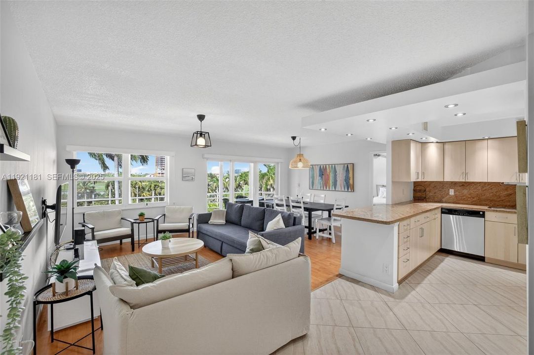 На продажу: $300,000 (2 спален, 2 ванн, 1150 Квадратных фут)