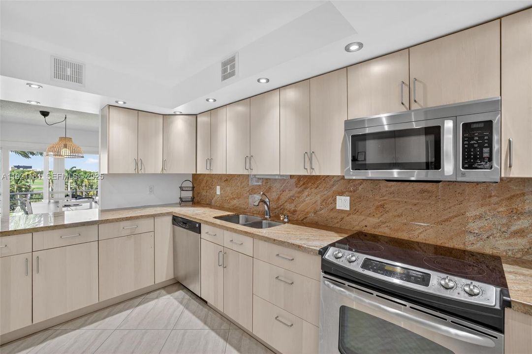 На продажу: $300,000 (2 спален, 2 ванн, 1150 Квадратных фут)