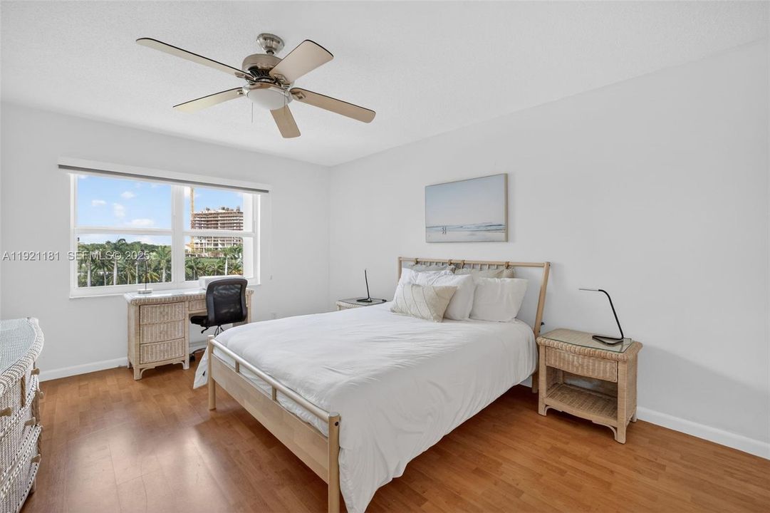 На продажу: $300,000 (2 спален, 2 ванн, 1150 Квадратных фут)