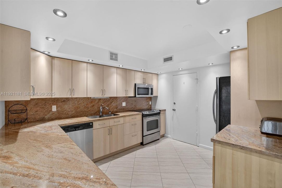 На продажу: $300,000 (2 спален, 2 ванн, 1150 Квадратных фут)