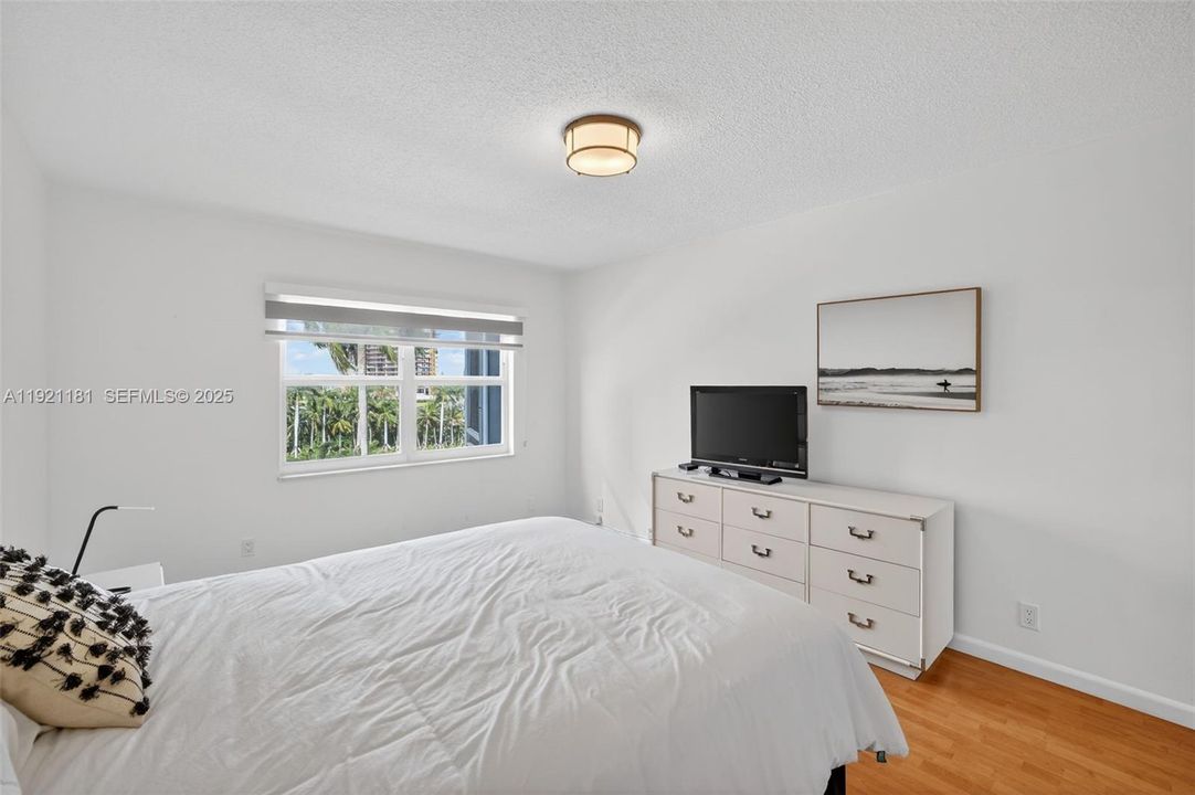 На продажу: $300,000 (2 спален, 2 ванн, 1150 Квадратных фут)