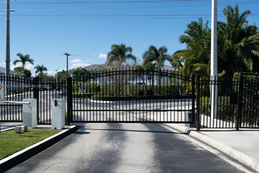 For Sale: $580,000 (4 beds, 3 baths, 1580 Square Feet)