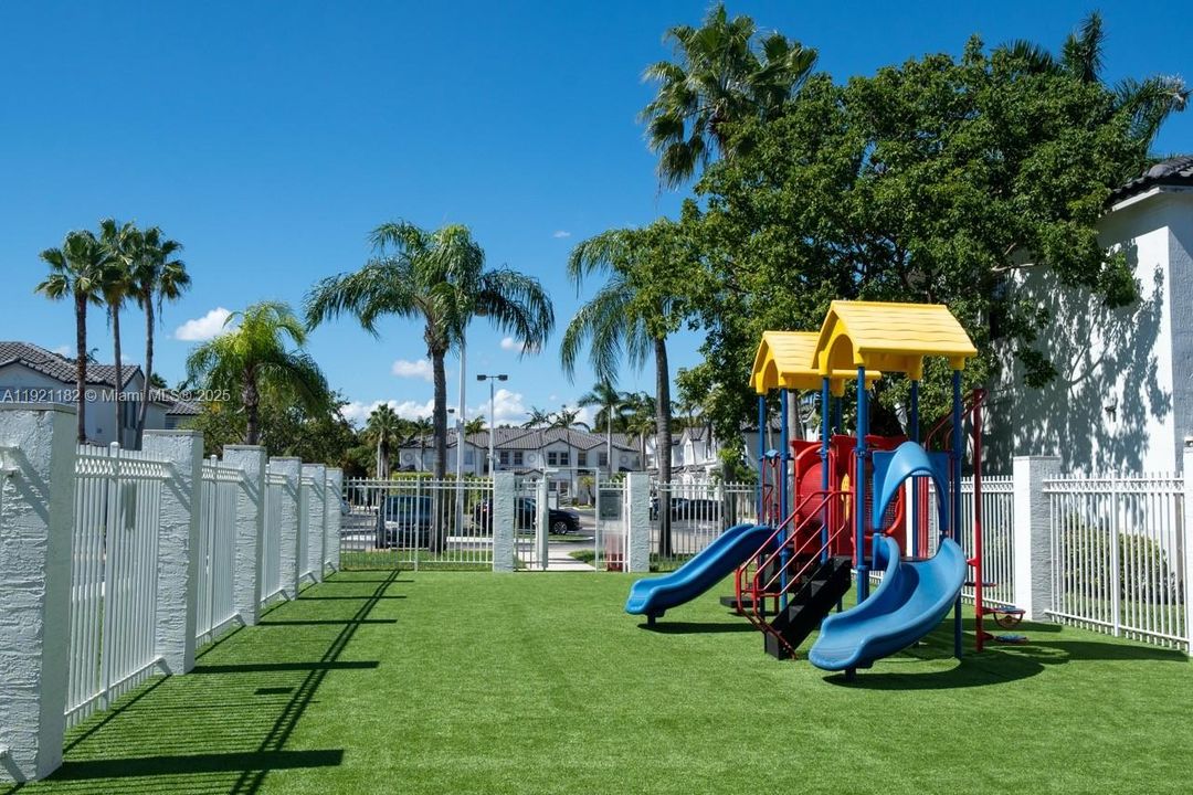 For Sale: $580,000 (4 beds, 3 baths, 1580 Square Feet)