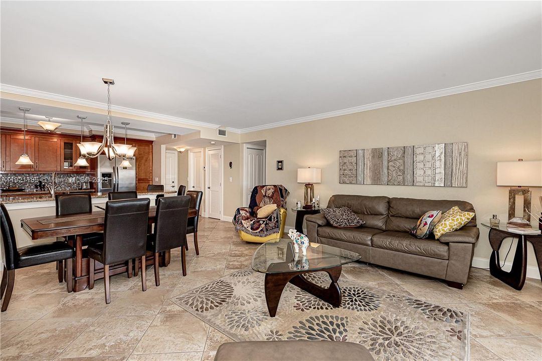 待售: $139,000 (1 贝兹, 2 浴室, 928 平方英尺)