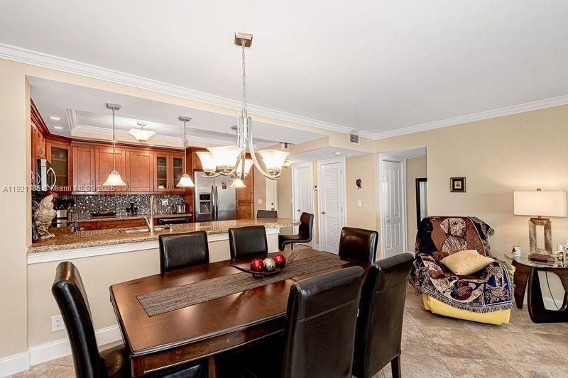 待售: $139,000 (1 贝兹, 2 浴室, 928 平方英尺)