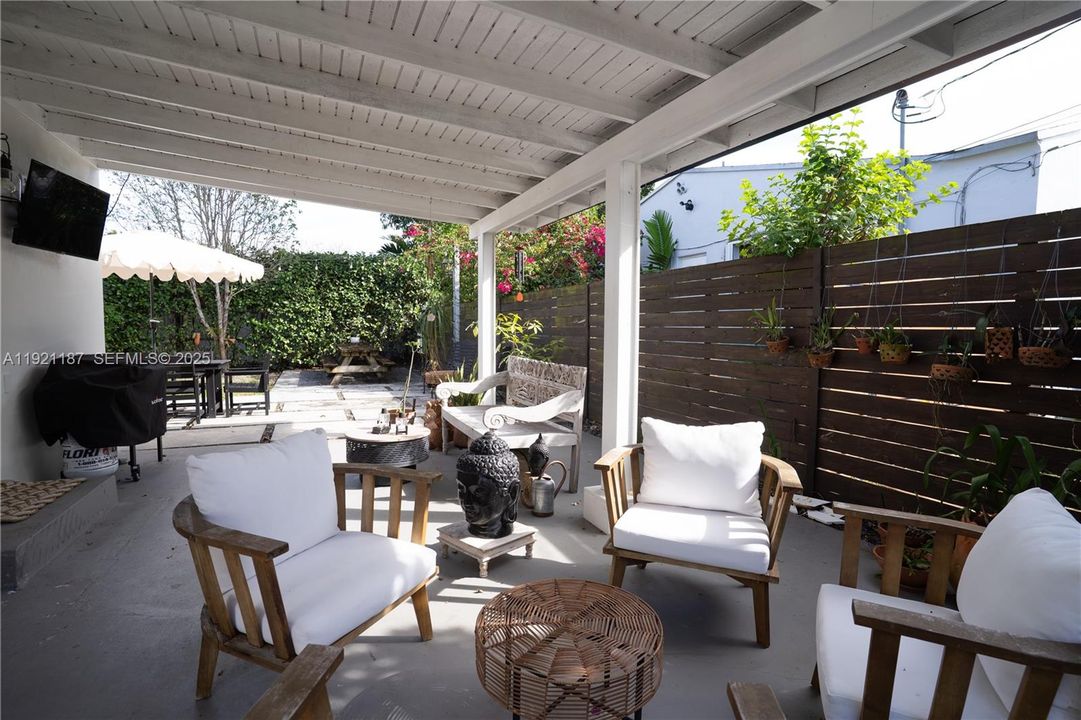 For Sale: $695,000 (3 beds, 1 baths, 1123 Square Feet)