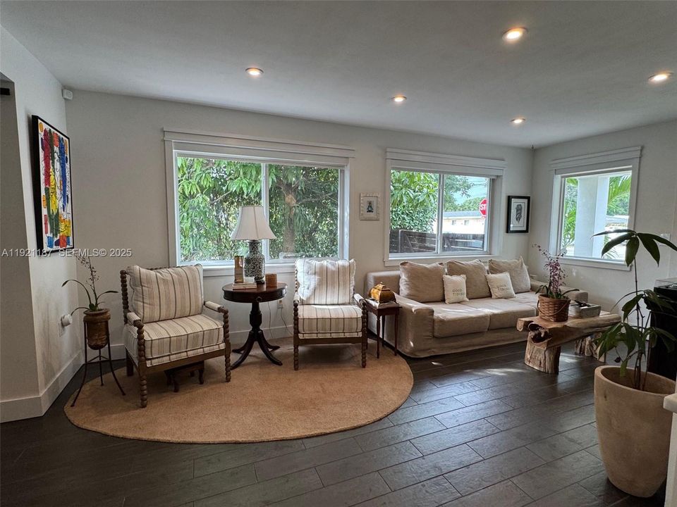 For Sale: $695,000 (3 beds, 1 baths, 1123 Square Feet)