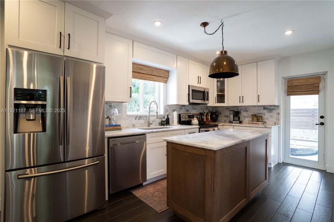 For Sale: $695,000 (3 beds, 1 baths, 1123 Square Feet)