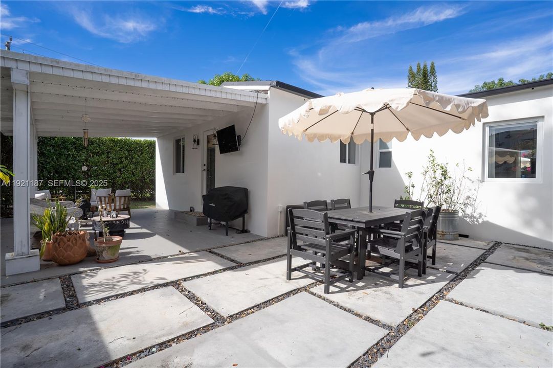 For Sale: $695,000 (3 beds, 1 baths, 1123 Square Feet)