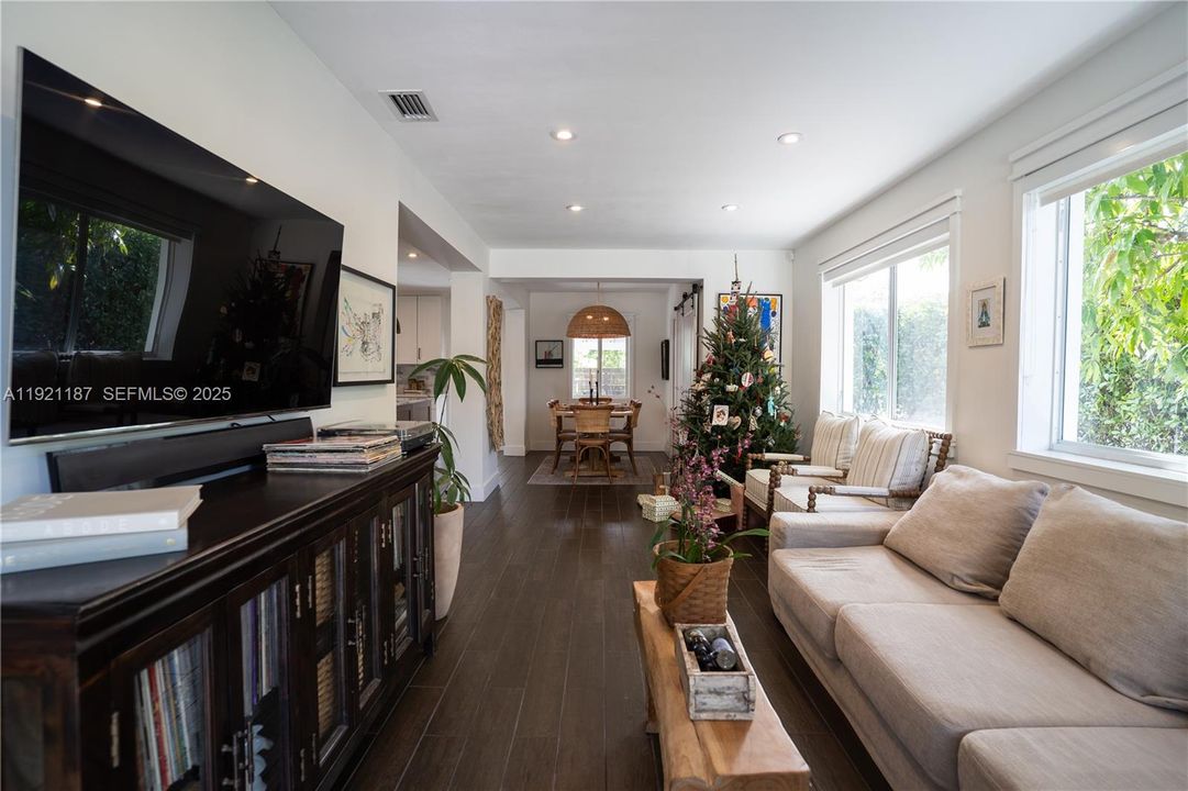 For Sale: $695,000 (3 beds, 1 baths, 1123 Square Feet)