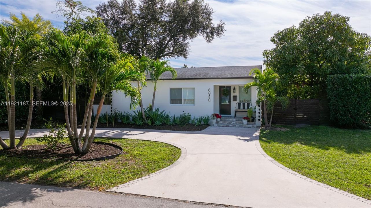 For Sale: $695,000 (3 beds, 1 baths, 1123 Square Feet)