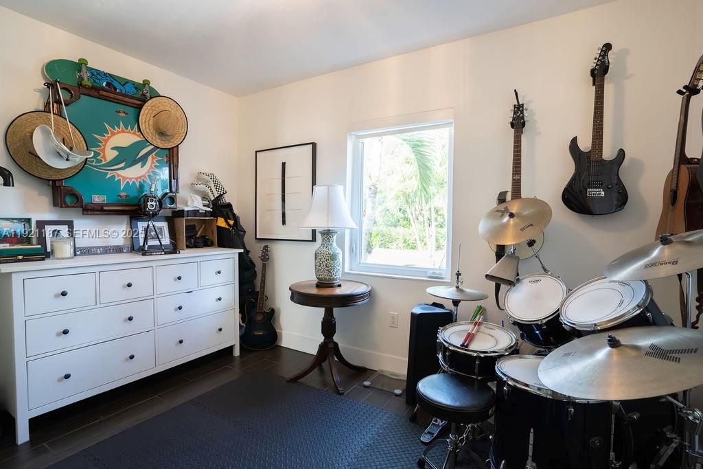 For Sale: $695,000 (3 beds, 1 baths, 1123 Square Feet)