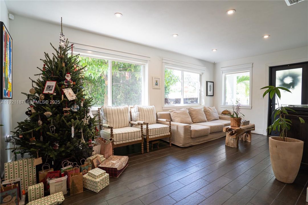 For Sale: $695,000 (3 beds, 1 baths, 1123 Square Feet)