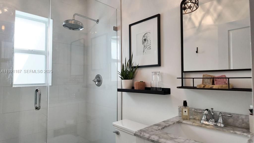 For Sale: $695,000 (3 beds, 1 baths, 1123 Square Feet)