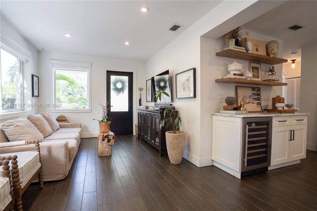 For Sale: $695,000 (3 beds, 1 baths, 1123 Square Feet)