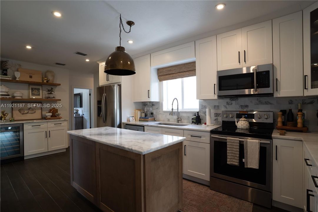 For Sale: $695,000 (3 beds, 1 baths, 1123 Square Feet)