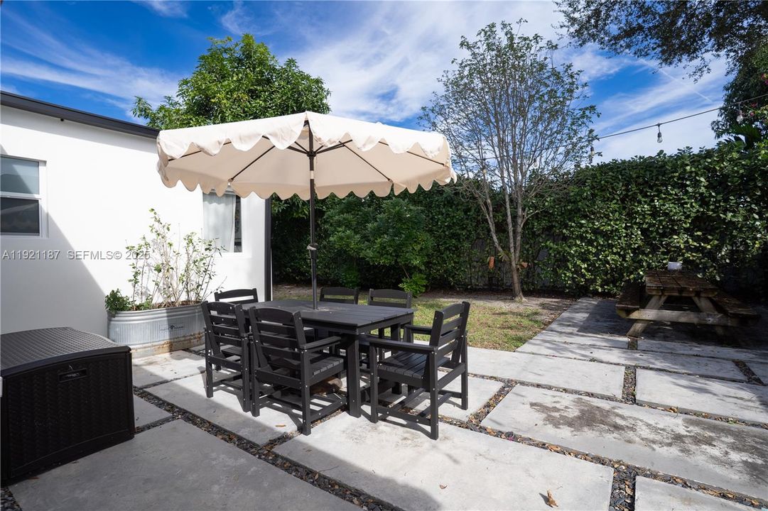 For Sale: $695,000 (3 beds, 1 baths, 1123 Square Feet)