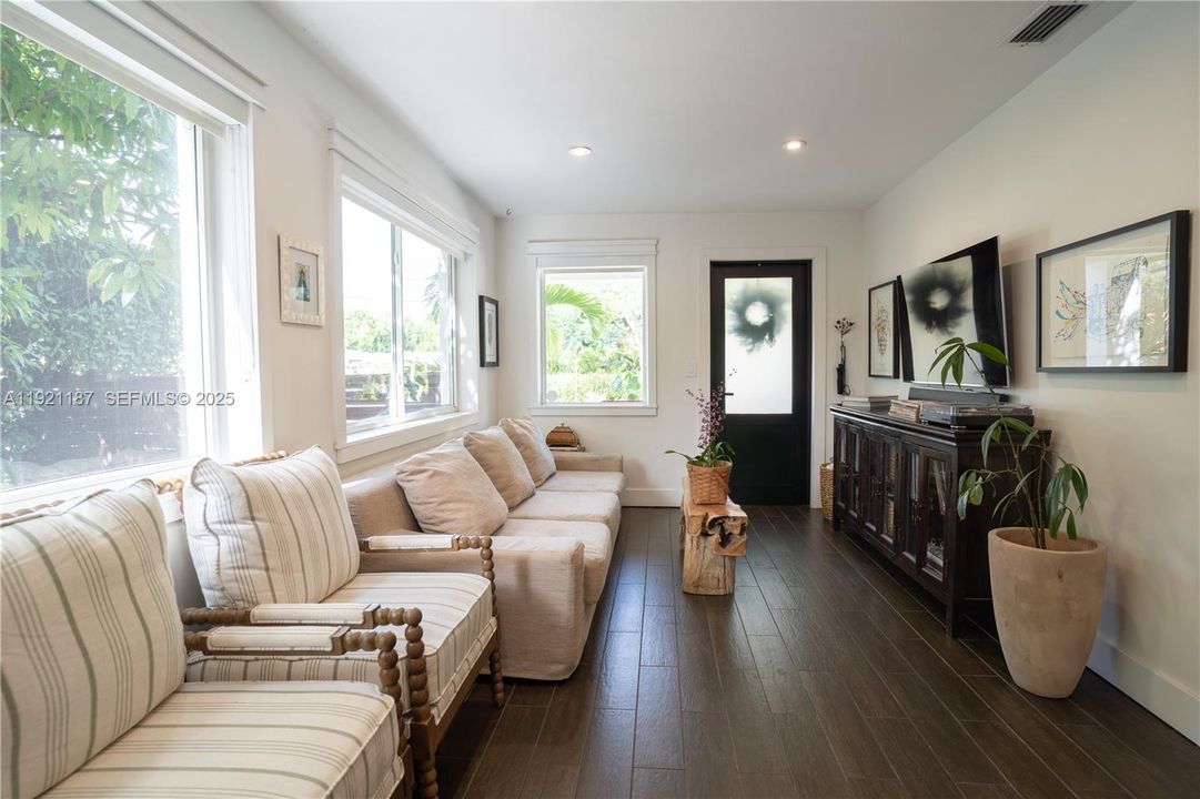 For Sale: $695,000 (3 beds, 1 baths, 1123 Square Feet)