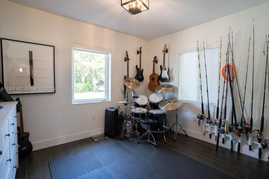 For Sale: $695,000 (3 beds, 1 baths, 1123 Square Feet)