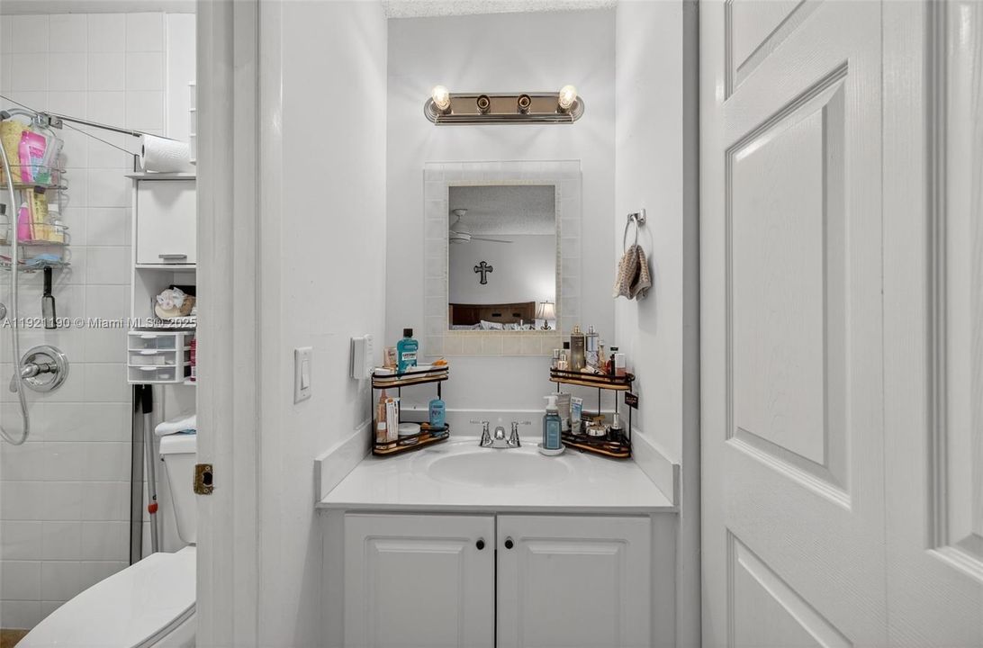 For Sale: $400,000 (2 beds, 2 baths, 1078 Square Feet)