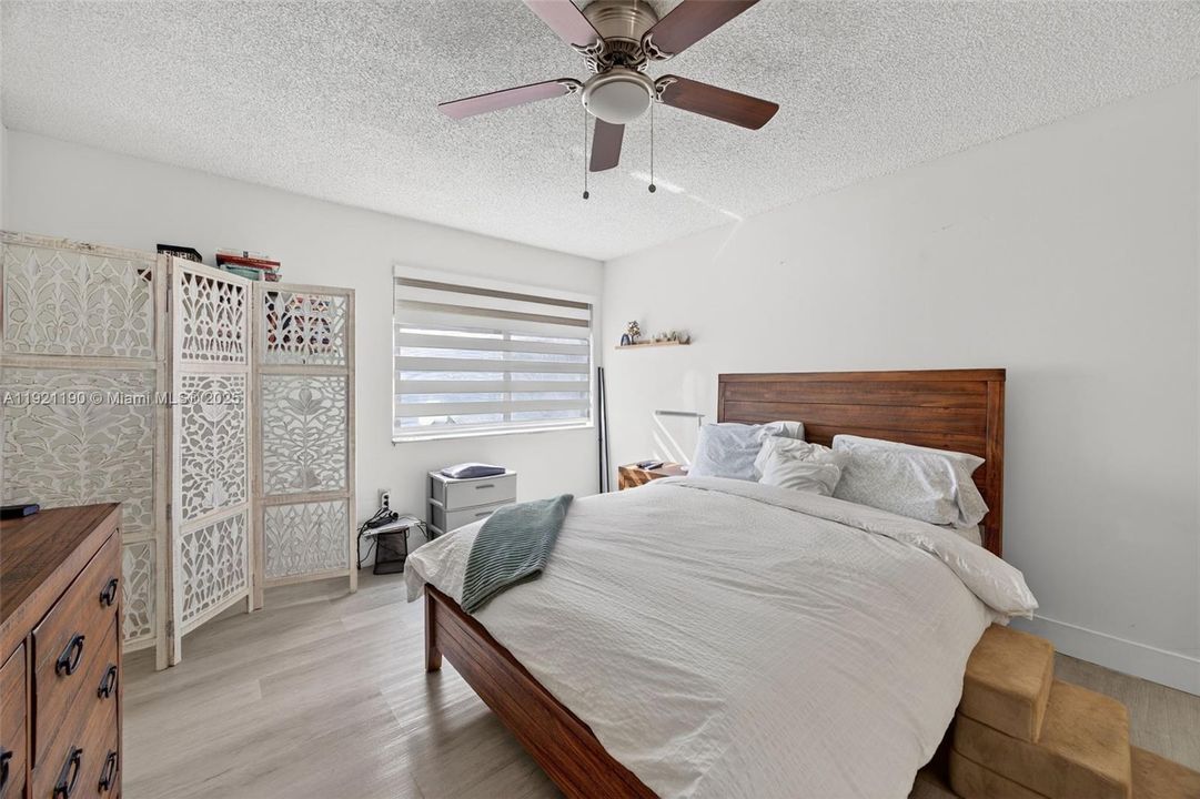 For Sale: $400,000 (2 beds, 2 baths, 1078 Square Feet)