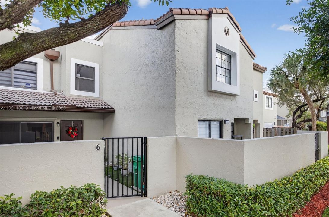 For Sale: $400,000 (2 beds, 2 baths, 1078 Square Feet)