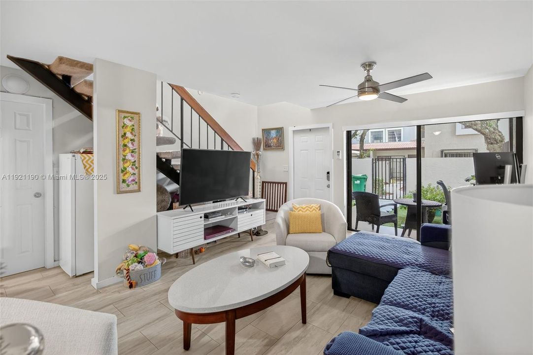 For Sale: $400,000 (2 beds, 2 baths, 1078 Square Feet)