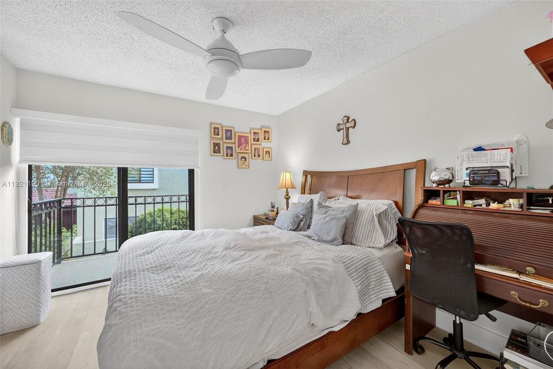 For Sale: $400,000 (2 beds, 2 baths, 1078 Square Feet)