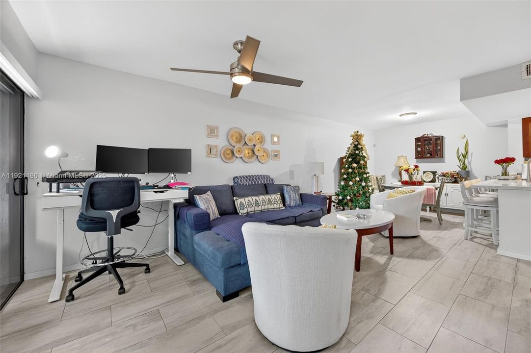 For Sale: $400,000 (2 beds, 2 baths, 1078 Square Feet)