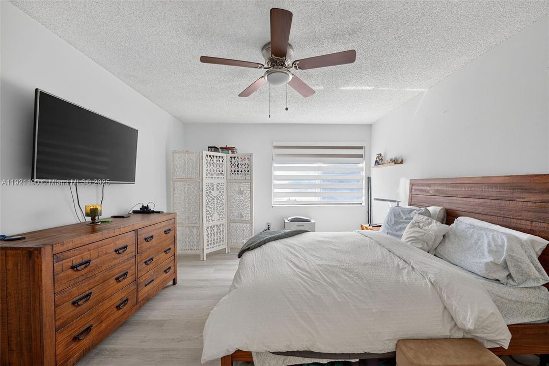 For Sale: $400,000 (2 beds, 2 baths, 1078 Square Feet)