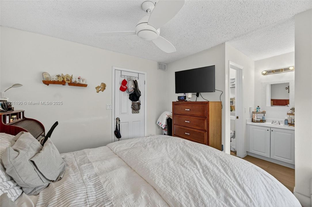 For Sale: $400,000 (2 beds, 2 baths, 1078 Square Feet)