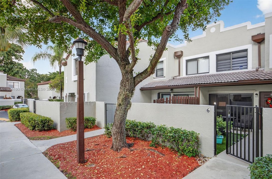 For Sale: $400,000 (2 beds, 2 baths, 1078 Square Feet)