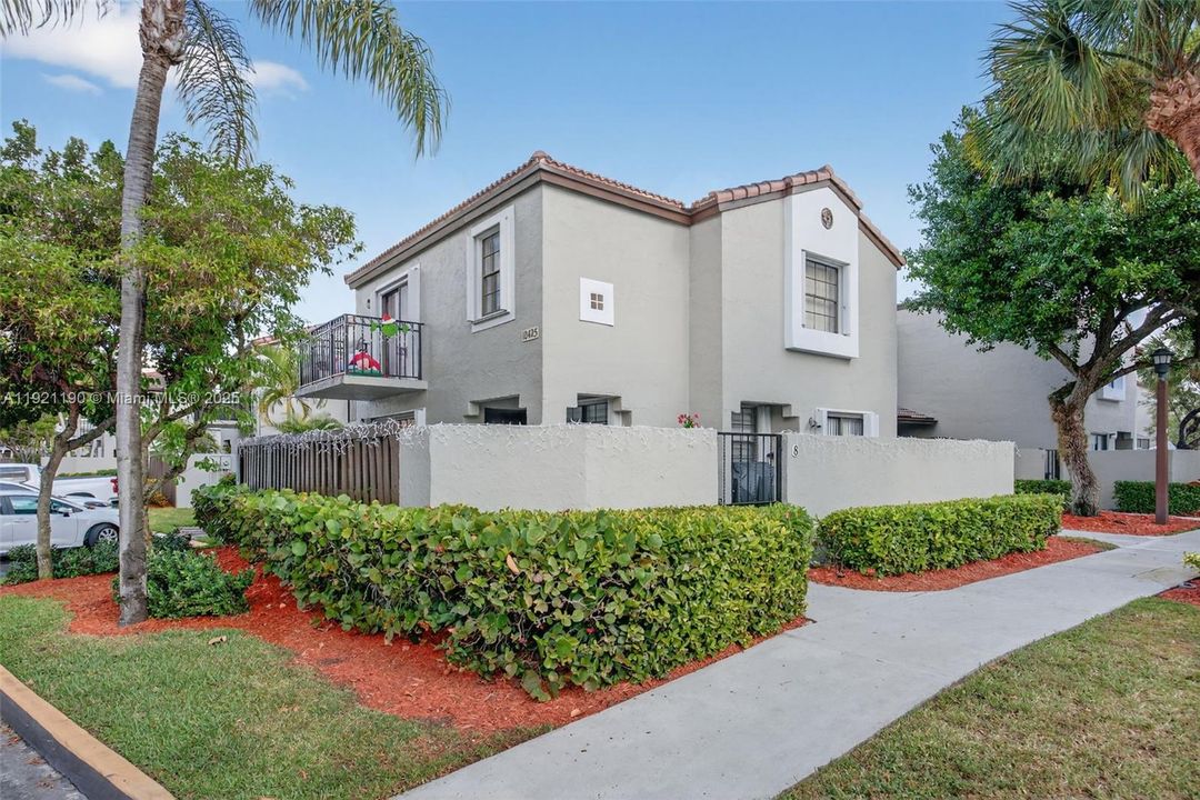 For Sale: $400,000 (2 beds, 2 baths, 1078 Square Feet)