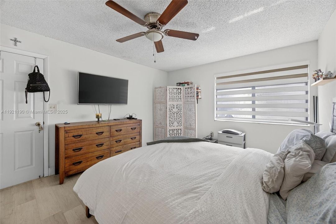 For Sale: $400,000 (2 beds, 2 baths, 1078 Square Feet)