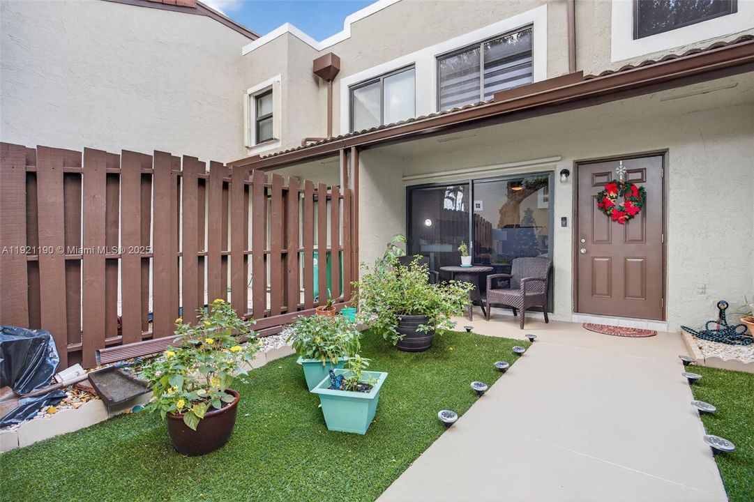 For Sale: $400,000 (2 beds, 2 baths, 1078 Square Feet)