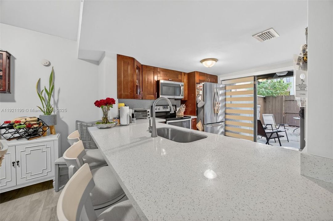 For Sale: $400,000 (2 beds, 2 baths, 1078 Square Feet)