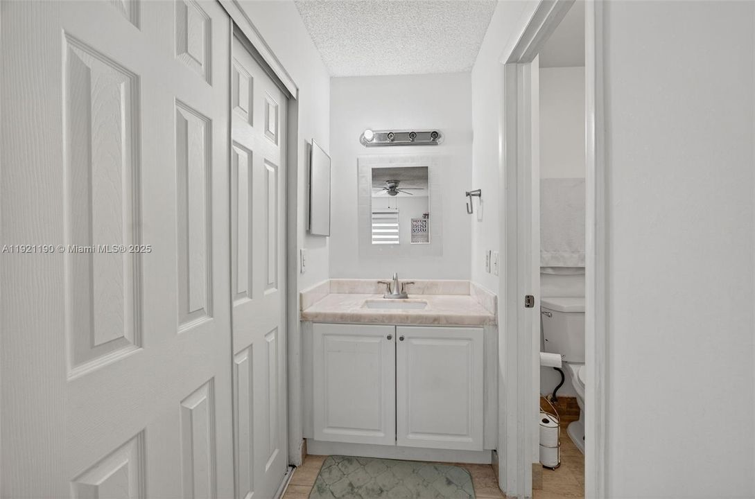 For Sale: $400,000 (2 beds, 2 baths, 1078 Square Feet)