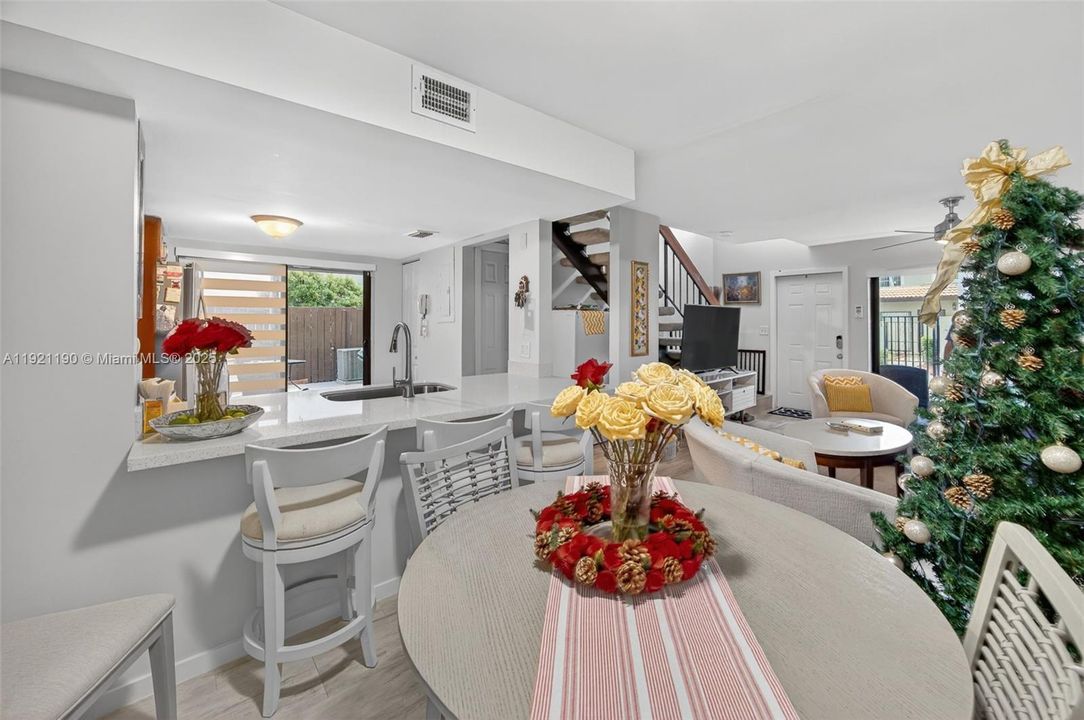 For Sale: $400,000 (2 beds, 2 baths, 1078 Square Feet)