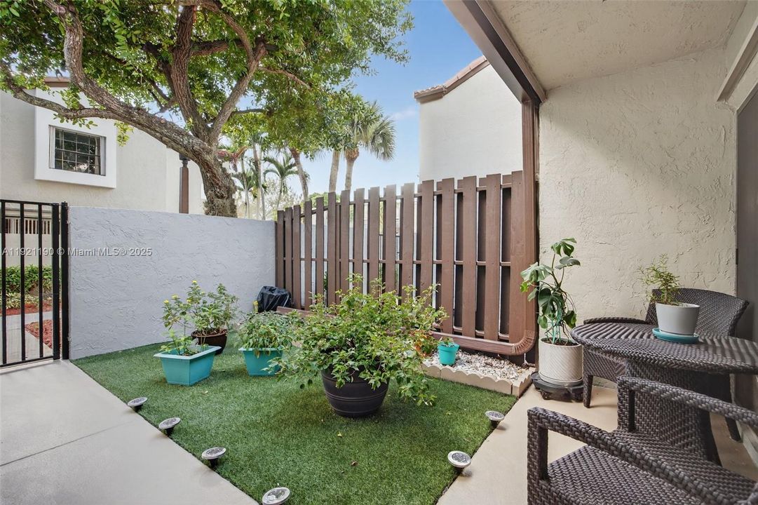 For Sale: $400,000 (2 beds, 2 baths, 1078 Square Feet)