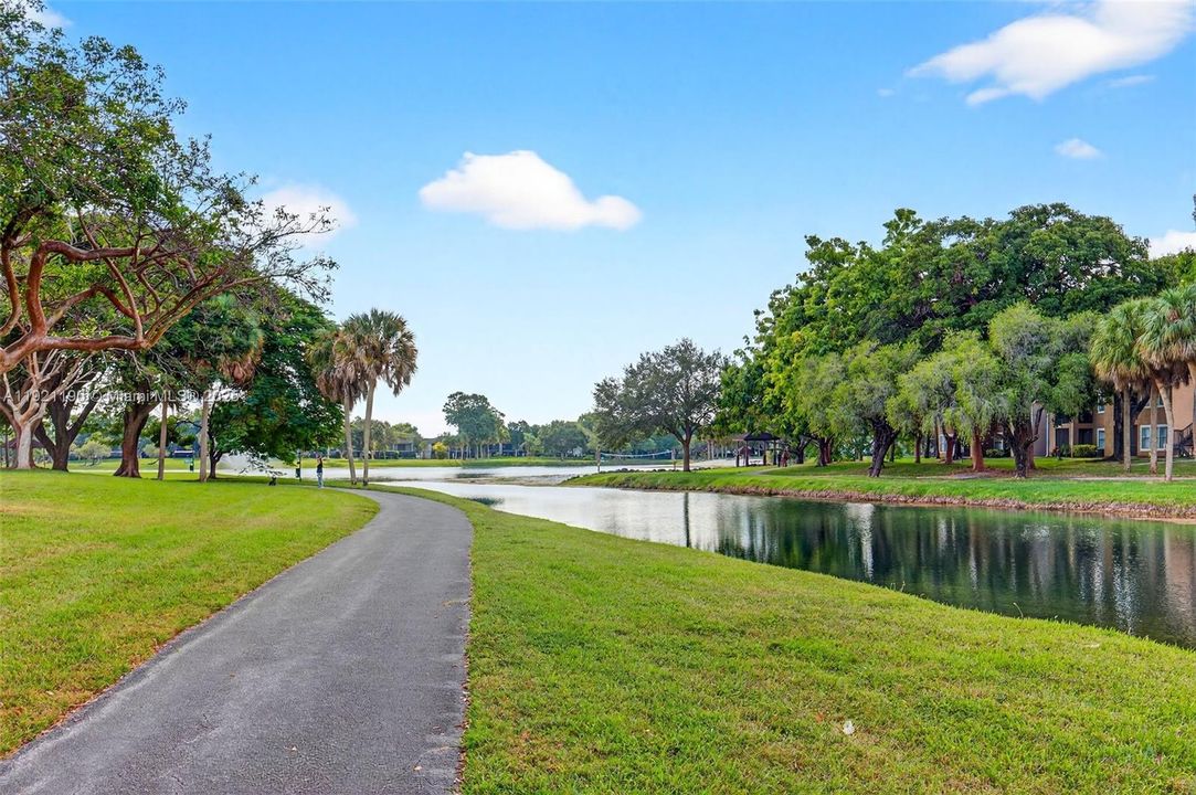 For Sale: $400,000 (2 beds, 2 baths, 1078 Square Feet)