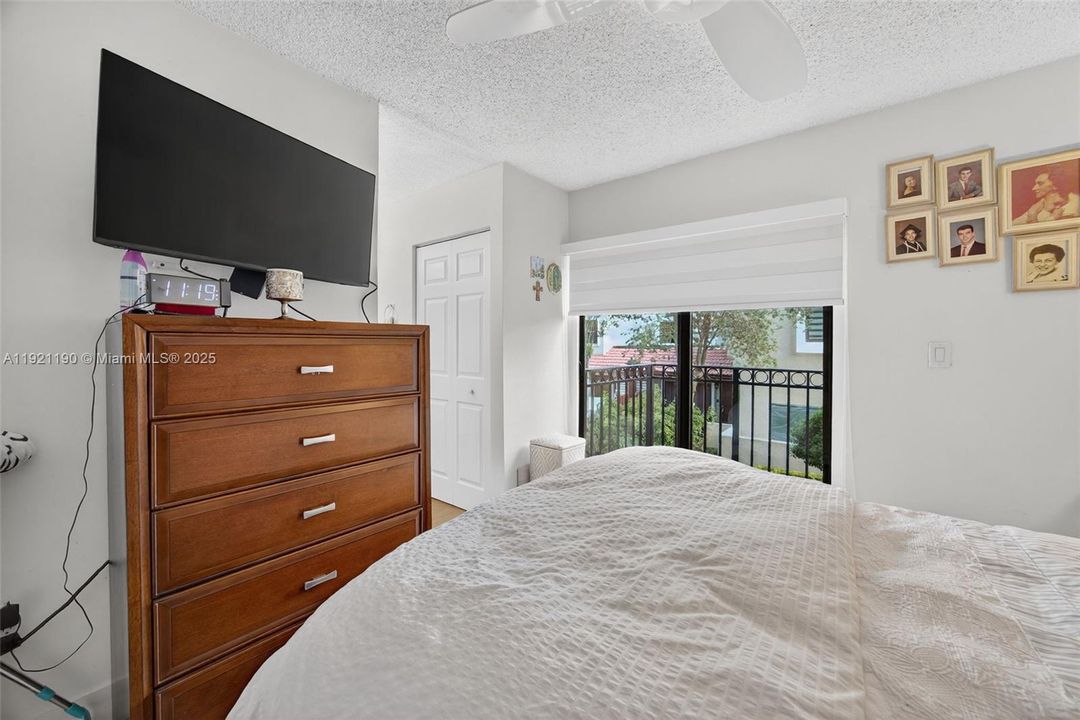 For Sale: $400,000 (2 beds, 2 baths, 1078 Square Feet)