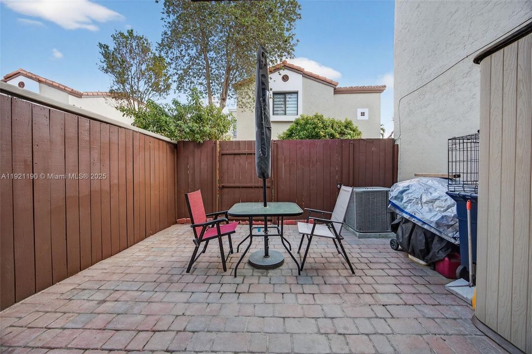 For Sale: $400,000 (2 beds, 2 baths, 1078 Square Feet)