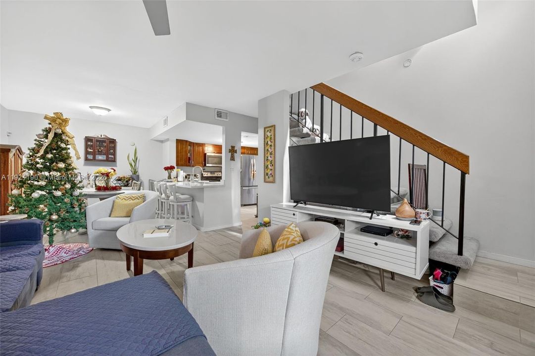 For Sale: $400,000 (2 beds, 2 baths, 1078 Square Feet)