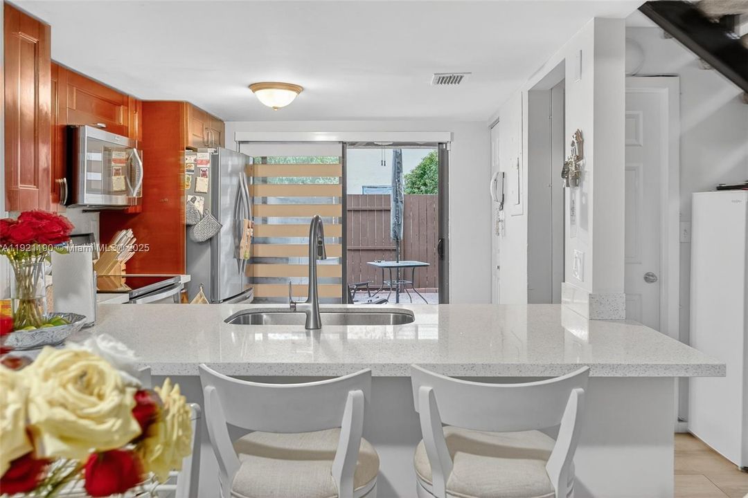 For Sale: $400,000 (2 beds, 2 baths, 1078 Square Feet)